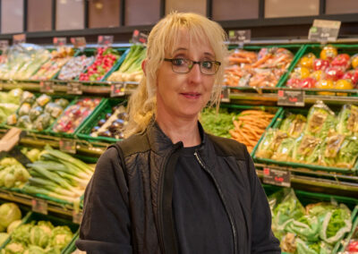 Mitarbeiterin der Obst und Gemüseabteilung